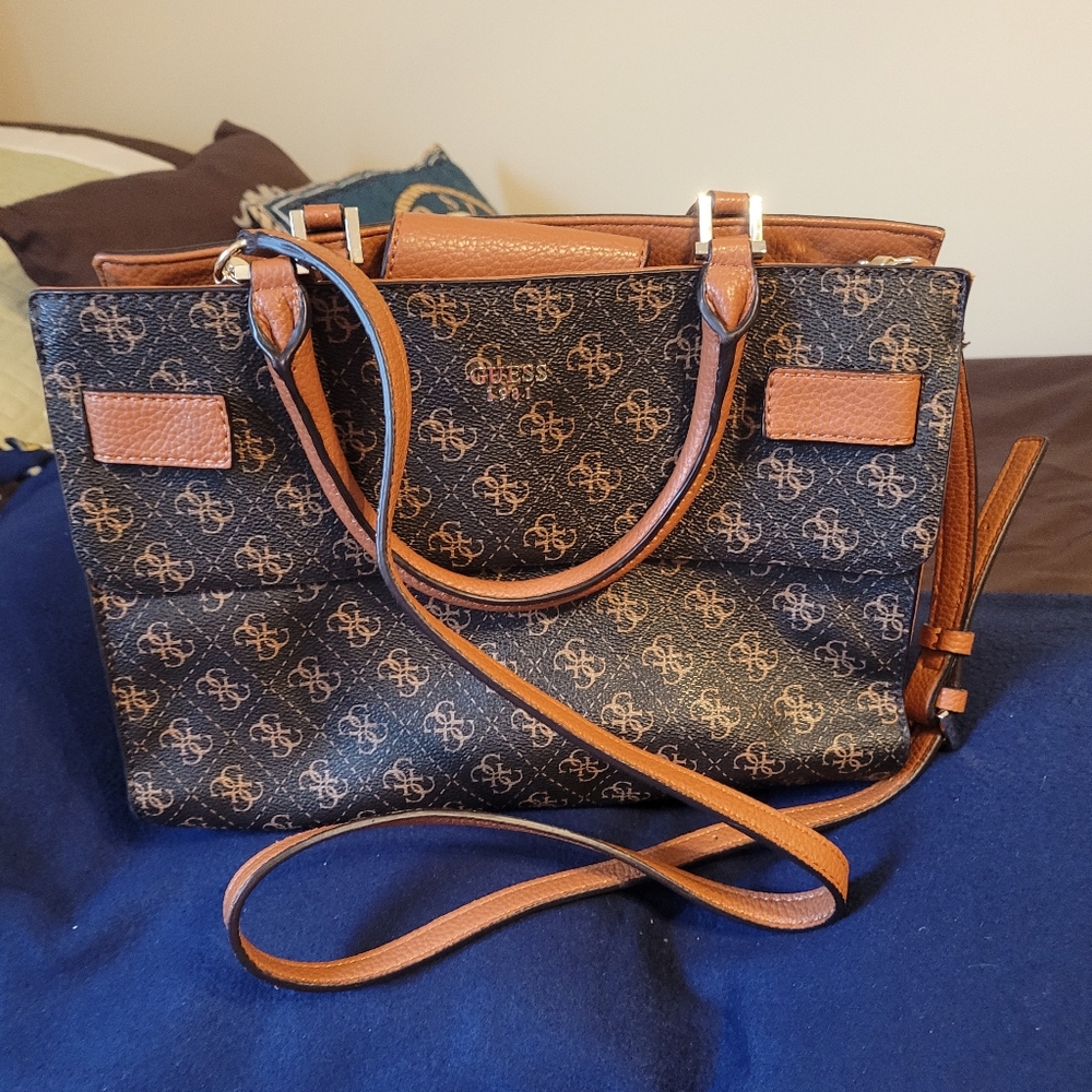 NWOT Guess Handbag With Detachable Cross Body Strap.